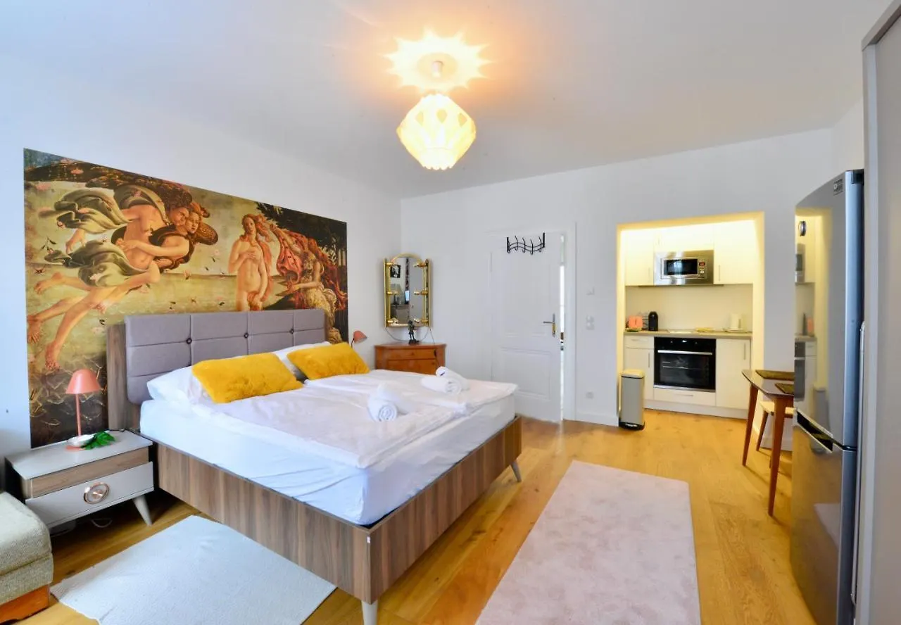 Vintage Apartment With Balcony And Parking II Vienna
